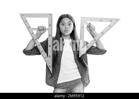 Lustiges positives Teenager-Mädchen mit Dreieck-Lineal studiert Mathematik in der Schule isoliert auf Weiß, Bildung. Stockfoto