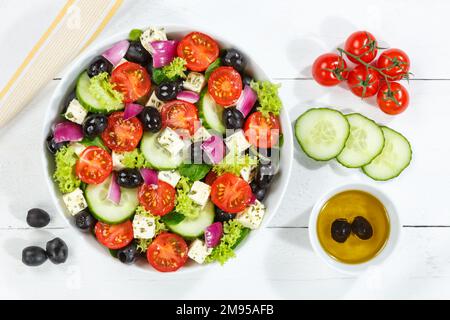 Griechischer Salat mit frischen Tomaten, Oliven und Fetakäse gesunde Speisen von oben auf einem Holzbrett essen Stockfoto