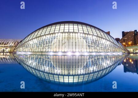 Valencia, Spanien - 17. Februar 2022: Ciutat de les Arts i les Ciencies mit hemisferischem Gebäude, moderne Architektur von Santiago Calatrava bei Nacht Stockfoto