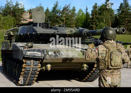 Handout-Datei mit Foto vom 10. Mai 2016. Zeigt, dass ein dänischer Soldat einen dänischen Leopard-2-Panzer führt. Während der Strong Europe Tank Challenge in Grafenwoehr, Deutschland, antworteten erstmals mehrere europäische Nationen auf die langjährige Forderung von Präsident Volodymyr Zelensky, moderne Kampfpanzer nach Kiew zu liefern. Frankreich, Polen und das Vereinigte Königreich haben zugesagt, bald Panzer für das ukrainische Militär zu entsenden, um sich vor Russland zu schützen. Finnland erwägt, diesem Beispiel zu folgen. Foto von den USA Armee über ABACAPRESS.COM Stockfoto