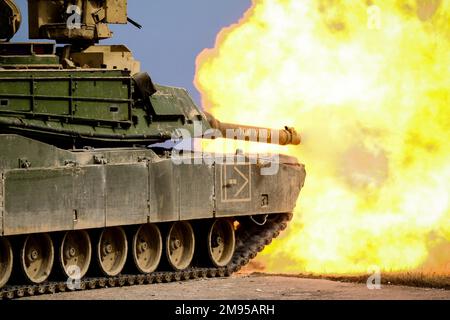Handout-Datei mit Foto vom 26. März 2018. Zeigt einen M1 Abrams-Panzer aus dem 5. Geschwader, dem 4. Kavallerie-Regiment, dem 2. Bewaffneten Brigaden-Kampfteam, der 1. Infanteriedivision, feuert eine Runde während einer kombinierten Feuerübung (CALFEX) im Trainingsbereich Grafenwoehr, Deutschland. Mehrere europäische Nationen antworteten zum ersten Mal auf den seit langem von Präsident Volodymyr Zelensky geforderten Ruf, Kiew mit modernen Kampfpanzern auszustatten. Frankreich, Polen und das Vereinigte Königreich haben zugesagt, bald Panzer für das ukrainische Militär zu entsenden, um sich vor Russland zu schützen. Finnland erwägt, diesem Beispiel zu folgen. Pho Stockfoto