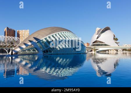 Valencia, Spanien - 18. Februar 2022: Ciutat de les Arts i les Ciencies Moderne Architektur von Santiago Calatrava in Valencia, Spanien. Stockfoto