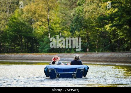 Bootsausflug auf dem Canal de la Marne au Rhin (Marne-Rhein-Kanal), Paar auf einem ALTEN Elektroboot zwischen Henridorff und Arzviller, Moselle Stockfoto