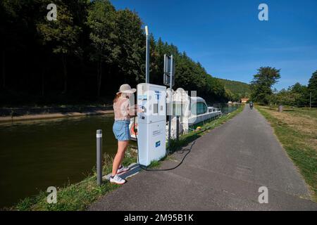 Ladestation für gemietete Elektroboote entlang des Canal de la Marne au Rhin (Marne-Rhein-Kanal) in Saverne, Elsass Stockfoto