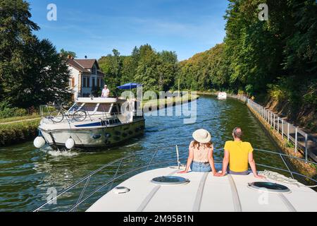 Bootsfahrt auf dem Kanal la Marne au Rhin (Marne-Rhein-Kanal) an Bord eines elektrisch betriebenen Kanalboots von Nicols, das sich selbst fährt, zwischen Saverne und Arzwiller. C Stockfoto