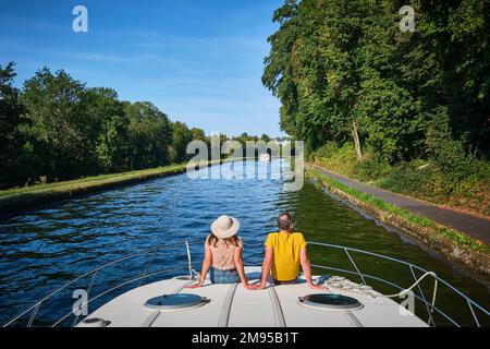 Bootsfahrt auf dem Kanal la Marne au Rhin (Marne-Rhein-Kanal) an Bord eines elektrisch betriebenen Kanalboots von Nicols, das sich selbst fährt, zwischen Saverne und Arzwiller. C Stockfoto