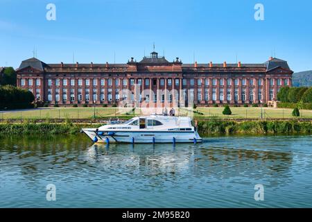 Überblick über die Lastkähne im Hafen von Saverne auf dem Canal de la Marne au Rhin im Elsass mit dem Schloss „Chateau des Rohan“ Stockfoto