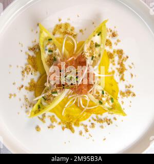 Rezept für Lachs-Gravlax-Salat, Endivien mit frischer Sahne, Schnittlauch, gelbe chioggia-Rote Beete und Lauch-Triebe Stockfoto