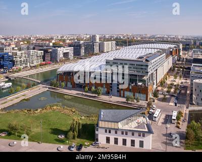 Lyon (Zentralöstfrankreich): Aus der Vogelperspektive des Confluence-Viertels. Wohngebäude, Teiche und Einkaufszentrum von La Confluence Stockfoto