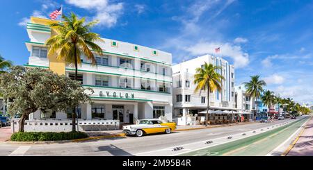 Miami Beach, Vereinigte Staaten - 15. November 2022: Avalon Hotel im Art déco-Stil und Panoramablick über Oldtimer auf dem Ocean Drive in Miami Beach Flo Stockfoto