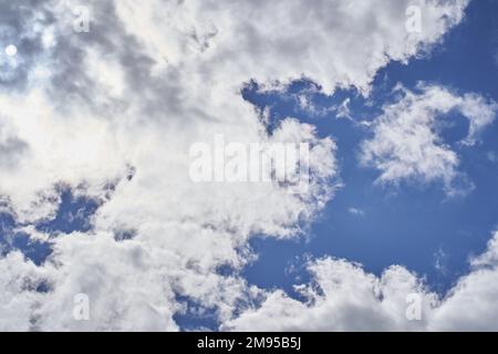 Der wunderschöne blaue Himmel und die Wolken bilden einen natürlichen Hintergrund. Mit Platz zum Kopieren. Abstrakte Vorlage für Flyer, Postkarten, Poster, Cover oder Innendesign. Hochwertiges Foto Stockfoto