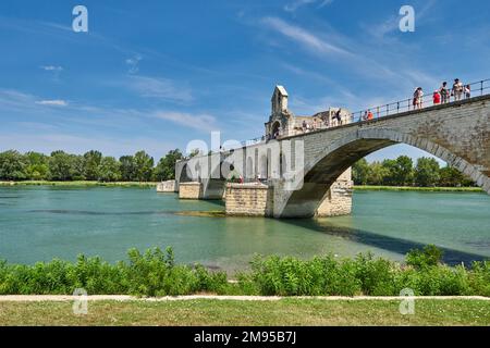 Avignon (Südfrankreich): Saint-Benezet-Brücke. Touristen auf der Brücke „Pont d’Avignon“ über die Rhone Stockfoto
