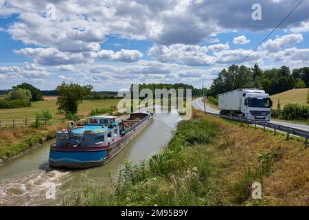 Freycinet-Schiff Le Paraguay, das die Erde von Paris auf dem „Canal lateral a la Loire“ (Kanal parallel zur Loire) transportiert, und Lastwagen auf einer Straße Stockfoto