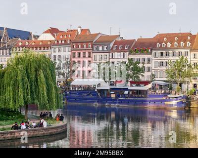 Touristentour auf den Kanälen von Straßburg, Elsass (Nordostfrankreich). Lastkähne und Gebäudefassaden Stockfoto