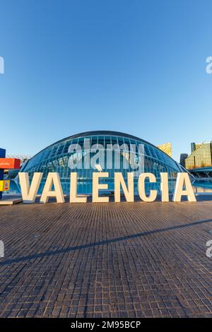 Valencia, Spanien - 18. Februar 2022: Ciutat de les Arts i les Ciencies mit Hemisferic Building Moderne Architektur von Santiago Calatrava Porträt für Stockfoto