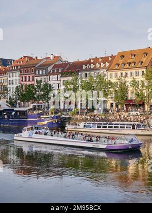 Touristentour auf den Kanälen von Straßburg, Elsass (Nordostfrankreich). Lastkähne und Gebäudefassaden Stockfoto