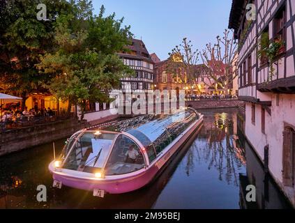 Touristentour auf den Kanälen von Straßburg, Elsass (Nordostfrankreich) Stockfoto