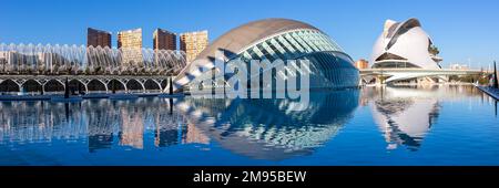 Valencia, Spanien - 18. Februar 2022: Ciutat de les Arts i les Ciencies Moderne Architektur von Santiago Calatrava Panorama in Valencia, Spanien. Stockfoto