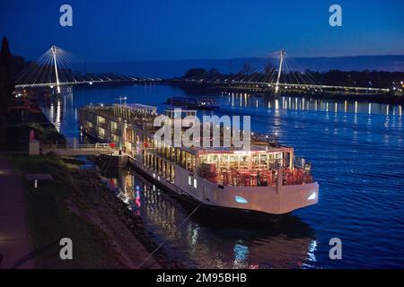 Bootstour mit dem Dampfschiff Wikinger Hermond entlang des Kais in Kehl, auf dem Rhein Stockfoto