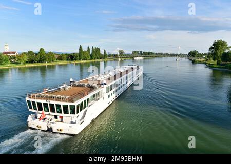 Kreuzfahrtschiff in der Nähe der Brücke „pont de l’Europe“ und der Fußgängerbrücke „Passerelle des 2 Rives“ in Straßburg und Kehl in Deutschland am Rhein, Elsass Stockfoto