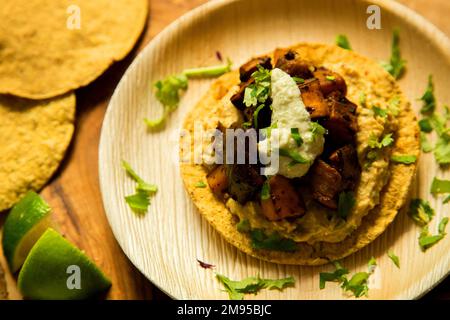 Vegetarische Tostadas mit Hummus. Tostada, Name für verschiedene Gerichte in Mexiko, darunter eine getoastete Tortilla als Hauptbasis für die Zubereitung Stockfoto