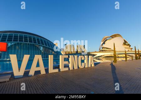 Valencia, Spanien - 18. Februar 2022: Ciutat de les Arts i les Ciencies Moderne Architektur von Santiago Calatrava in Valencia, Spanien. Stockfoto