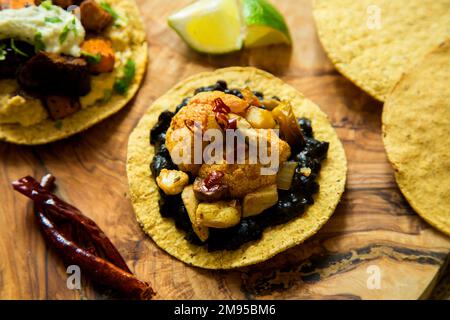 Vegetarische Tostadas mit Hummus. Tostada, Name für verschiedene Gerichte in Mexiko, darunter eine getoastete Tortilla als Hauptbasis für die Zubereitung Stockfoto