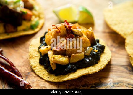 Vegetarische Tostadas mit Hummus. Tostada, Name für verschiedene Gerichte in Mexiko, darunter eine getoastete Tortilla als Hauptbasis für die Zubereitung Stockfoto