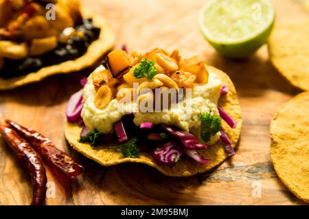 Vegetarische Tostadas mit Hummus. Tostada, Name für verschiedene Gerichte in Mexiko, darunter eine getoastete Tortilla als Hauptbasis für die Zubereitung Stockfoto