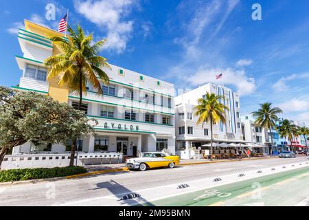 Miami Beach, USA - 15. November 2022: Avalon Hotel im Art déco-Architekturstil und Oldtimer am Ocean Drive in Miami Beach, Florida, Uni Stockfoto