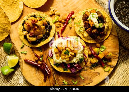 Vegetarische Tostadas mit Hummus. Tostada, Name für verschiedene Gerichte in Mexiko, darunter eine getoastete Tortilla als Hauptbasis für die Zubereitung Stockfoto