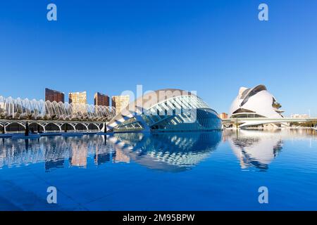 Valencia, Spanien - 18. Februar 2022: Ciutat de les Arts i les Ciencies Moderne Architektur von Santiago Calatrava in Valencia, Spanien. Stockfoto