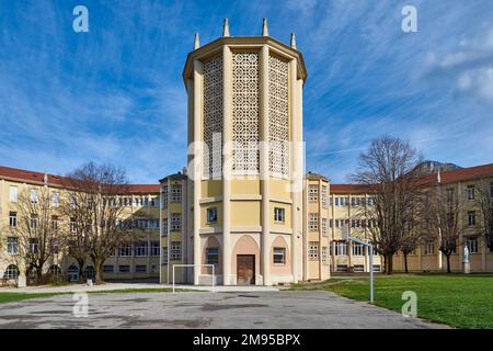 Voreppe (Südostfrankreich): Kapelle des ehemaligen Kleinen Seminals innerhalb der Oberschule „Lycee Portes de Chartreuse“ Stockfoto