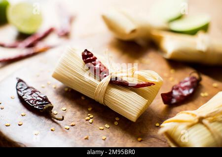 Ein Tamale, in spanischer Tamal, ist ein traditionelles mesoamerikanisches Gericht aus masa, einem Teig aus nixtamalisiertem Mais, der in einer Banane oder Mais gedämpft wird Stockfoto