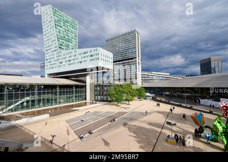 Lille (Nordfrankreich): Geschäftsviertel Euralille und der Wolkenkratzer „Tour de Lille“, früher bekannt als „Tour du Credit-Lyonnais“, entworfen von Arch Stockfoto