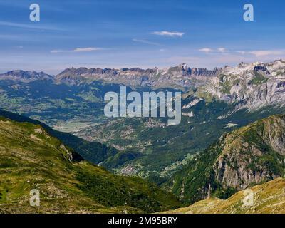 Panoramablick auf die französischen Alpen von der Seilbahn Brevent Stockfoto