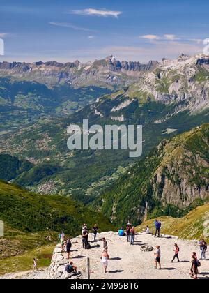 Panoramablick auf die französischen Alpen von der Seilbahn Brevent Stockfoto