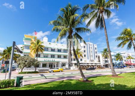 Miami Beach, USA - 15. November 2022: Ocean Drive mit Hotels im Art déco-Stil in Miami Beach, Florida, USA. Stockfoto