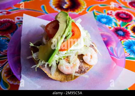 Garnelen-Tacos. Ein Taco ist ein traditionelles mexikanisches Essen, bestehend aus einer kleinen handgroßen Maistortilla Stockfoto