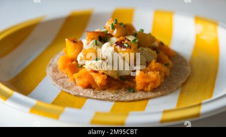 Hühnchen-Tacos. Ein Taco ist ein traditionelles mexikanisches Essen, bestehend aus einer kleinen handgroßen Maistortilla Stockfoto