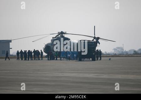 Pokhara, Nepal. 17. Januar 2023. Angehörige der nepalesischen Armee laden Opfer in einen Helikopter der Armee, bevor sie nach dem tödlichen Absturz der Yeti Airlines in Pokhara nach Kathmandu zu ihren Familienangehörigen transportiert werden. Kredit: SOPA Images Limited/Alamy Live News Stockfoto