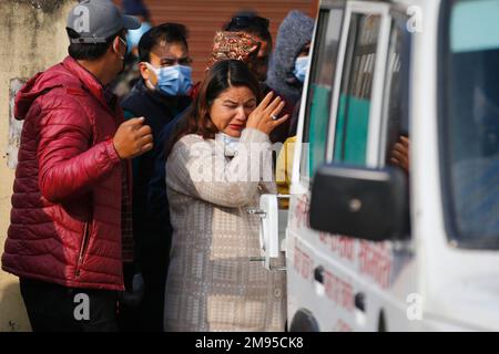 Pokhara, Nepal. 17. Januar 2023. Familienangehörige weinen, nachdem sie die Leiche eines Opfers nach dem tödlichen Absturz der Yeti Airlines in Pokhara erhalten haben. (Foto: Skanda Gautam/SOPA Images/Sipa USA) Guthaben: SIPA USA/Alamy Live News Stockfoto