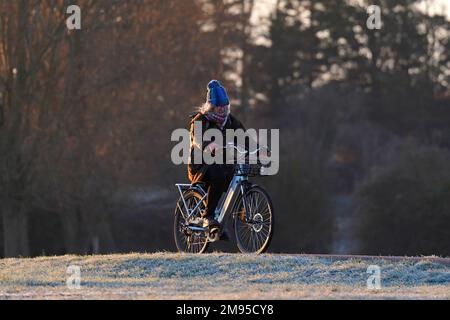 Ein Radfahrer am Fluss Cam in Cambridge bei Sonnenaufgang. Foto: Dienstag, 17. Januar 2023. Stockfoto