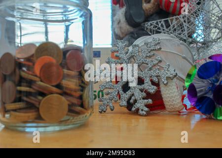 weihnachtszeit und Euro-Münzen im Glasgefäß Stockfoto