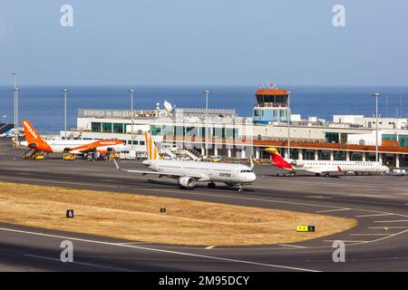 Funchal, Portugal - 12. September 2022: Flugzeuge am Flughafen Funchal (FNC) in Portugal. Stockfoto