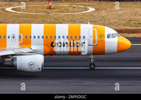 Funchal, Portugal - 12. September 2022: Flugzeug Condor Airbus A320 am Flughafen Funchal (FNC) in Portugal. Stockfoto