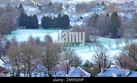 Glasgow, Schottland, Vereinigtes Königreich 17. Januar 2023. UK Weather: Der kalte, klare Himmel sah einen sehr kalten Start mit dem Versprechen, schlimmer zu kommen, als die Menschen in einem Winterwunderland aufwachten. Credit Gerard Ferry/Alamy Live News Stockfoto