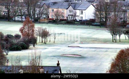 Glasgow, Schottland, Vereinigtes Königreich 17. Januar 2023. UK Weather: Der kalte, klare Himmel sah einen sehr kalten Start mit dem Versprechen, schlimmer zu kommen, als die Menschen in einem Winterwunderland aufwachten. Credit Gerard Ferry/Alamy Live News Stockfoto