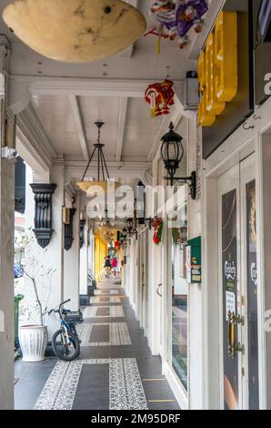 Eingang zum Venue Hotel in einer Reihe von Peranakan Shophouses auf der Joo Chiat Rd Kataong Singapur Stockfoto