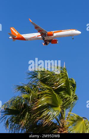 Teneriffa, Spanien - 22. September 2022: EasyJet Airbus A321neo Flugzeug am Flughafen Teneriffa Süd (TFS) in Spanien. Stockfoto